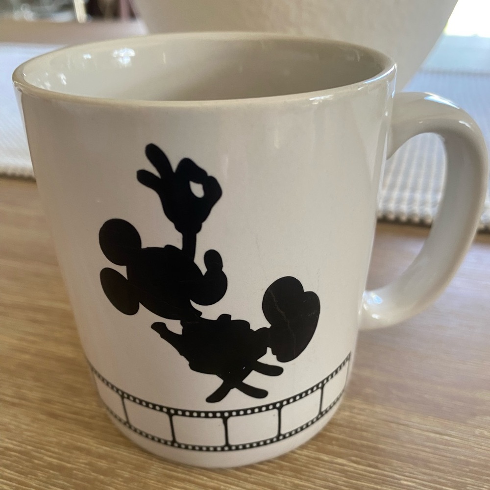 Vintage 1987 Mickey in Directors Chair! RARE! This mug looks brand New!